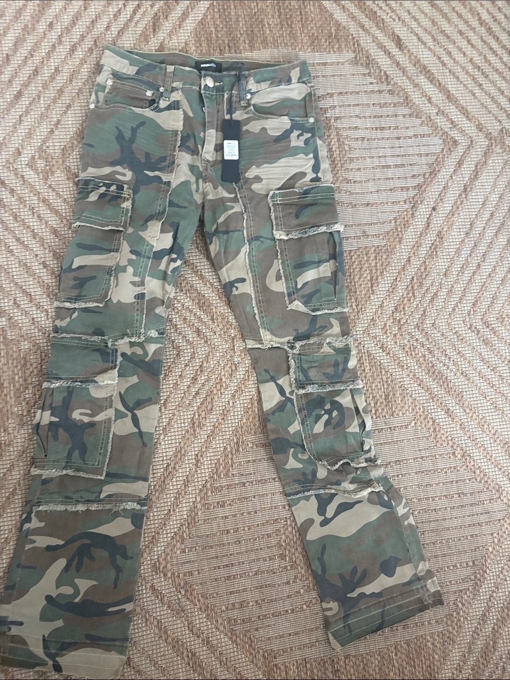 Fashion Jewelry Men's Skinny Cargo Jeans in Green Camo
